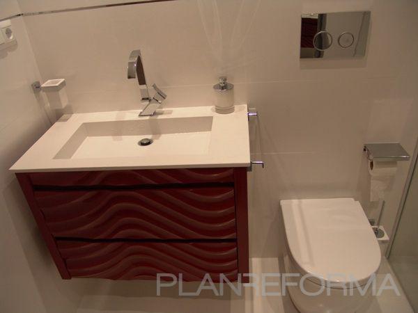Baño style moderno color rojo, blanco, plateado  diseñado por Nuevo Decor | Gremio 