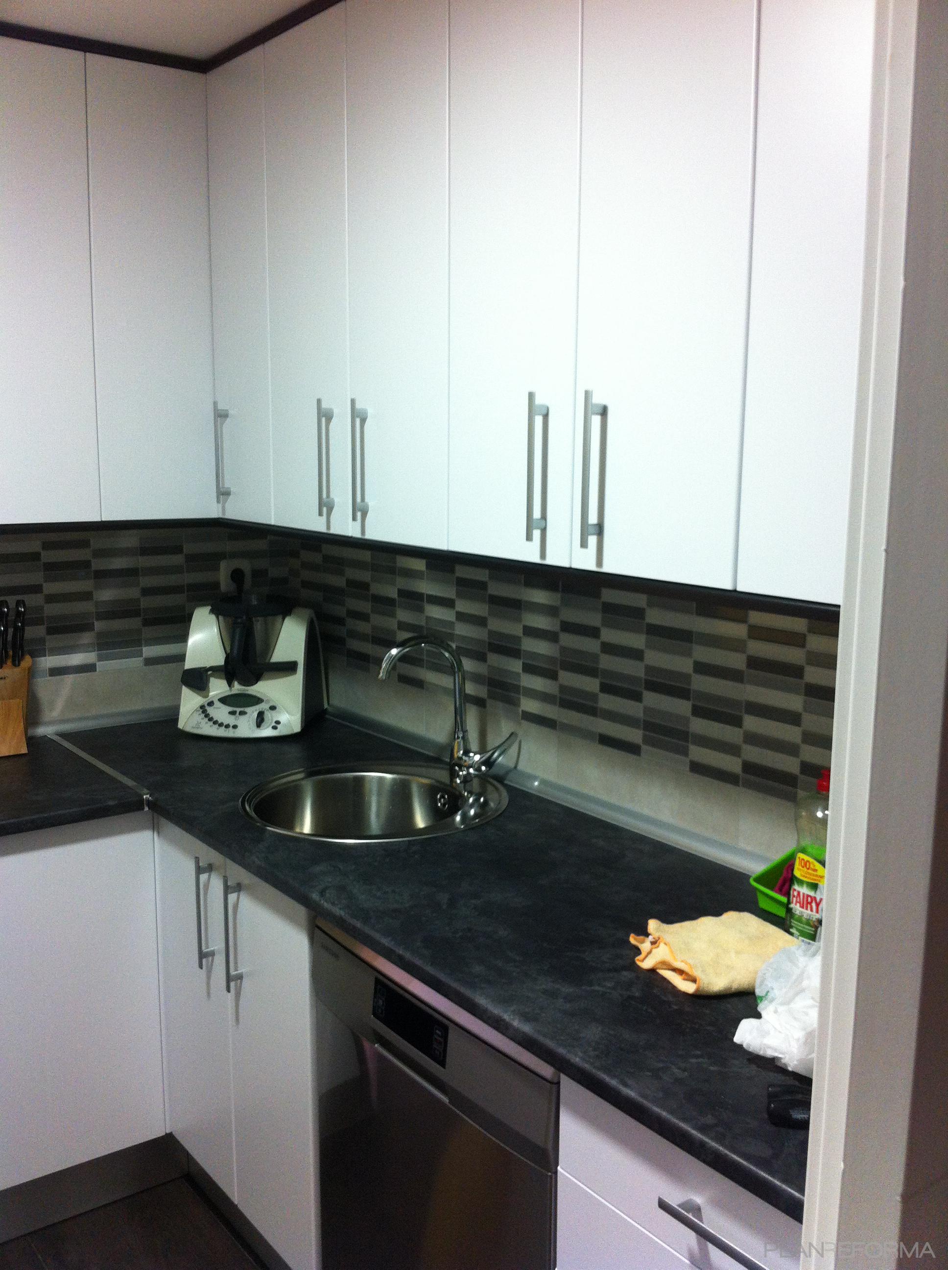 Cocina style contemporaneo color beige, marron, blanco, gris  diseñado por Nuevo Decor | Gremio 