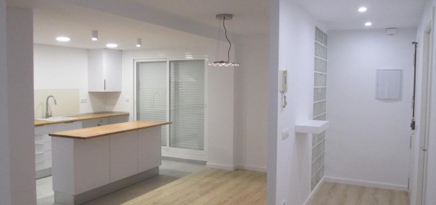 Recibidor, Cocina, Salon Estilo mediterraneo Color marron, blanco, gris  diseñado por R+MCARQ | Arquitecto 