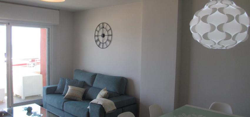 Salon style moderno color azul cielo, azul, blanco, gris  diseñado por R+MCARQ | Arquitecto 