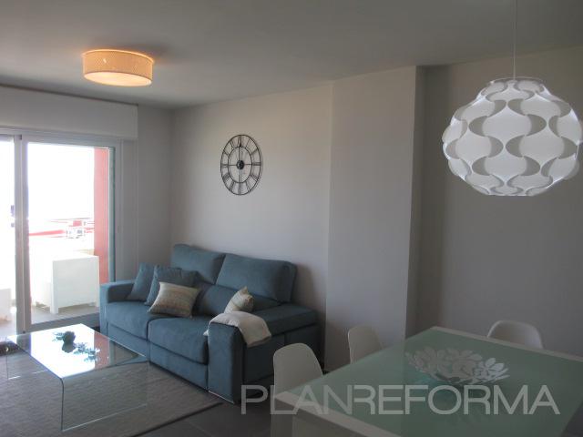 Salon style moderno color azul cielo, azul, blanco, gris  diseñado por R+MCARQ | Arquitecto 