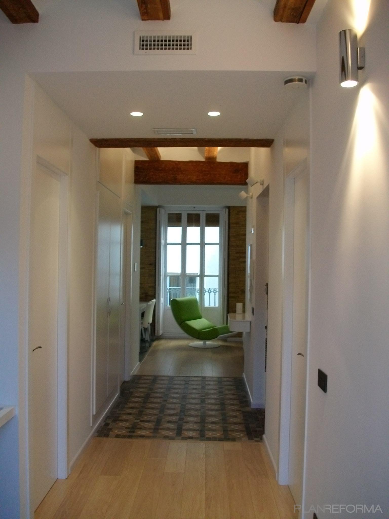 Pasillo, Salon style contemporaneo color verde, marron, marron, blanco  diseñado por R+MCARQ | Arquitecto | Copyright Soy el propietario