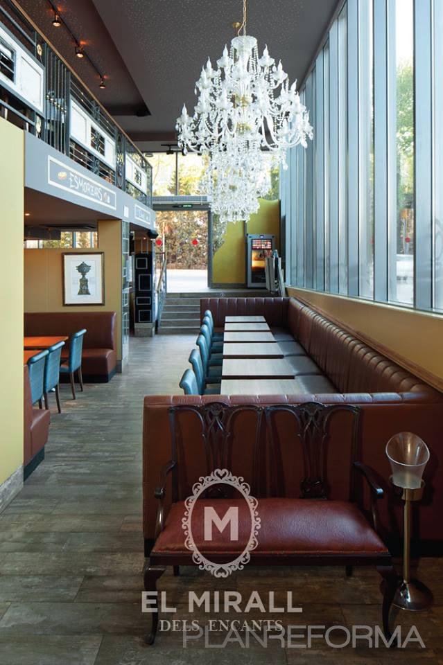 Restaurante, Cafeteria, Bar Estilo clasico Color rojo, amarillo, bronce  diseñado por BCN LLAR | Gremio | Copyright si