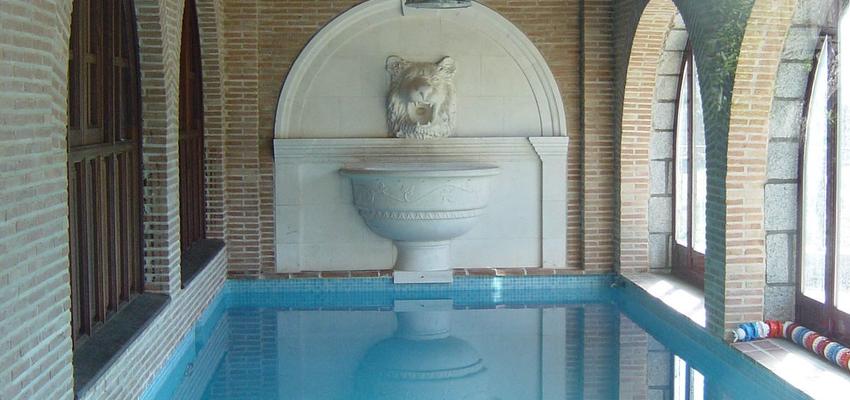 Piscina style contemporaneo color marron, marron, blanco  diseñado por ALTRUISTARQ 2004 | Arquitecto 