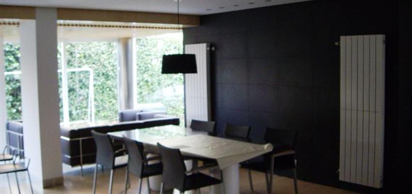 Sala de la TV, Sala de juegos style moderno color blanco, negro  diseñado por ALTRUISTARQ 2004 | Arquitecto 