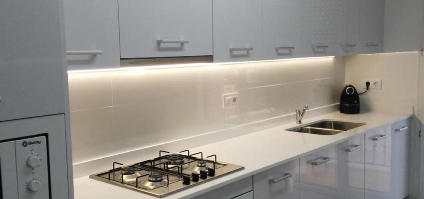 Cocina Estilo moderno Color blanco, gris, plateado  diseñado por RenoReformae.com | Gremio | Copyright www.RenoReformae.com