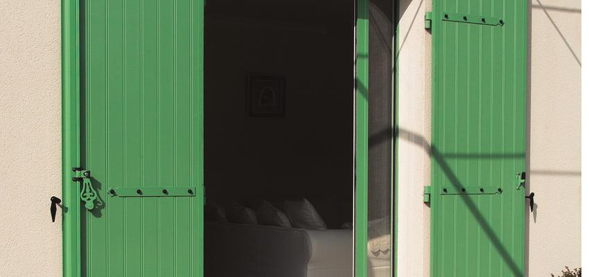 Exterior Estilo rustico Color marron, verde, verde  diseñado por Fudal | Gremio | Copyright Imagen Propiedad de Kawneer