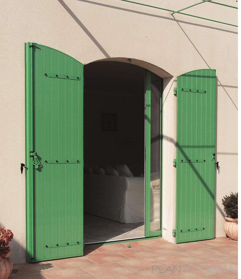 Exterior Estilo rustico Color marron, verde, verde  diseñado por Fudal | Gremio | Copyright Imagen Propiedad de Kawneer