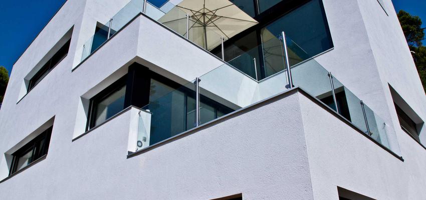 Balcon, Exterior style moderno color blanco, negro  diseñado por JAM arquitectes | Arquitecto 