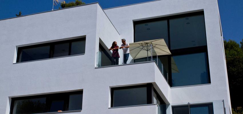 Balcon, Exterior style moderno color gris, negro  diseñado por JAM arquitectes | Arquitecto 