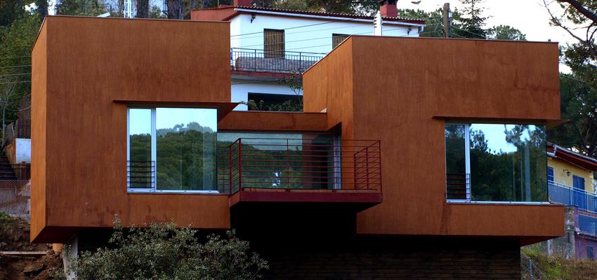 Balcon, Exterior style moderno color rojo, marron  diseñado por JAM arquitectes | Arquitecto 