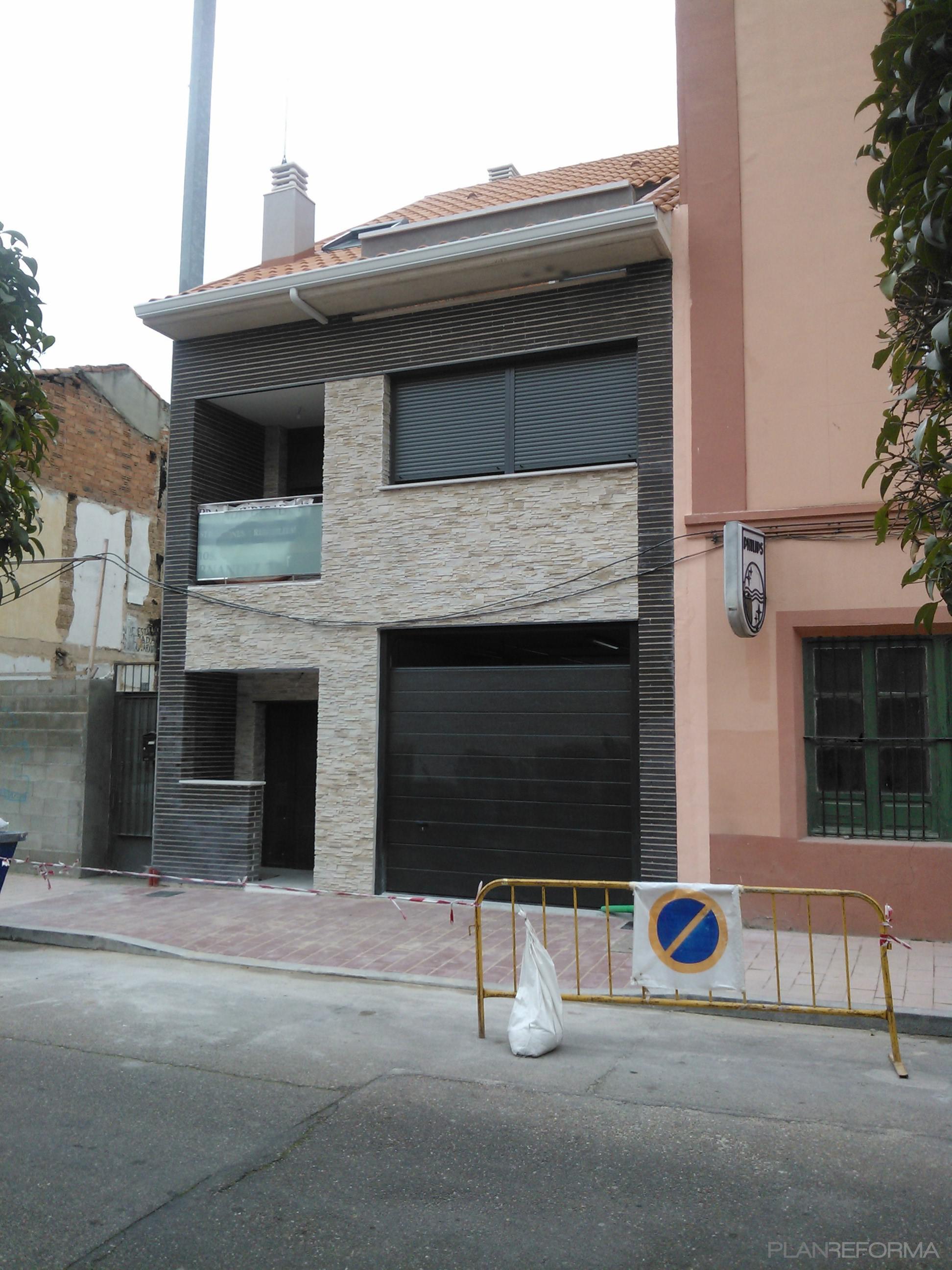 Exterior Estilo contemporaneo Color marron  diseñado por Juan Vicente Garcia Carracedo | Arquitecto | Copyright Propiedad Juan Vicente García Carracedo y Luis Javier Huerga Fernández