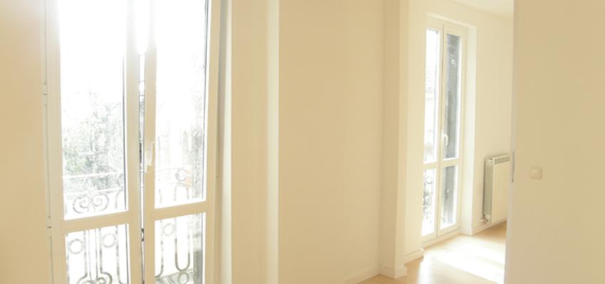 Dormitorio, Sala de la TV Estilo contemporaneo Color beige, marron, blanco  diseñado por voilà | Arquitecto 