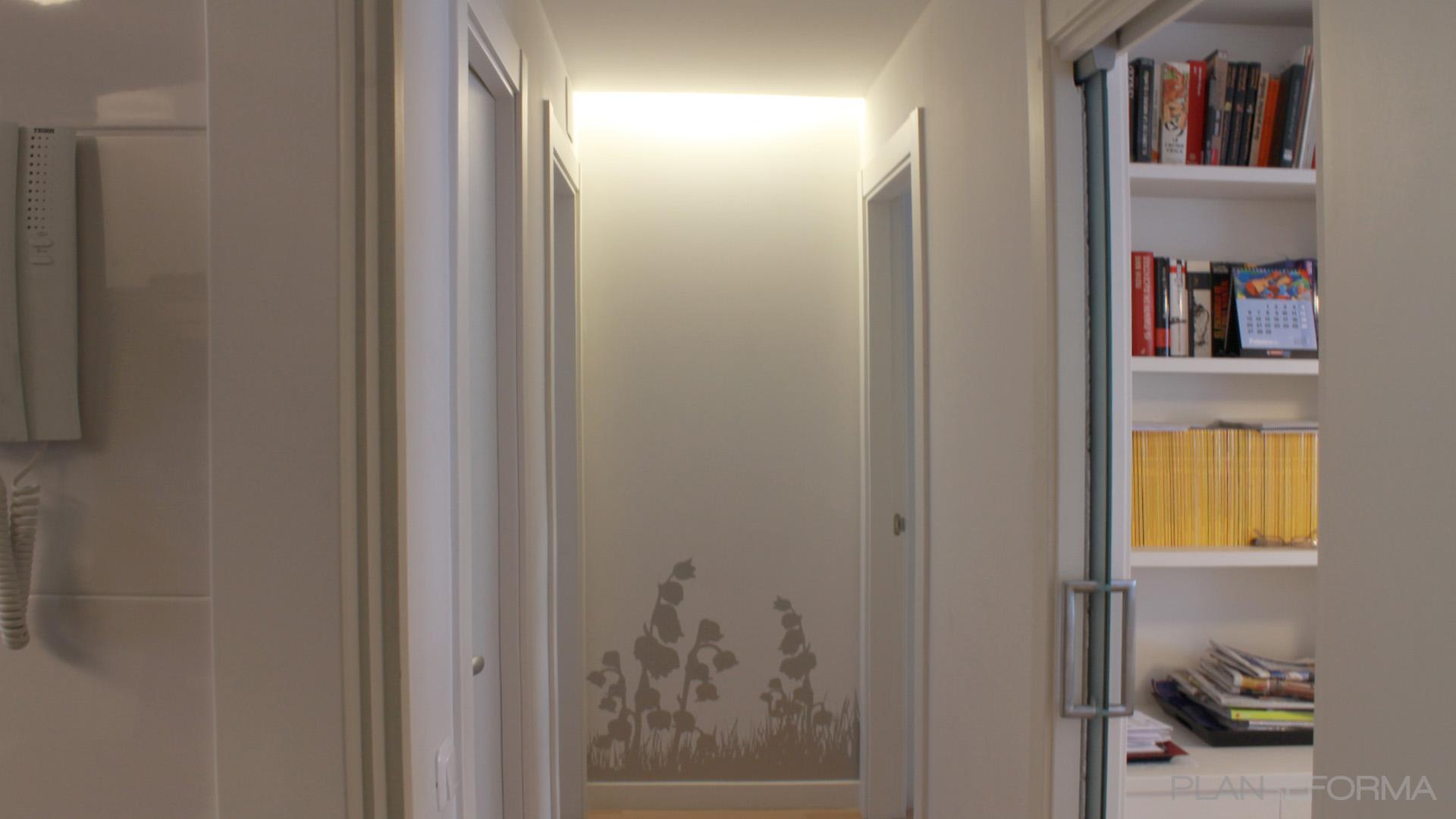 Pasillo Estilo contemporaneo Color blanco, gris  diseñado por voilà | Arquitecto 