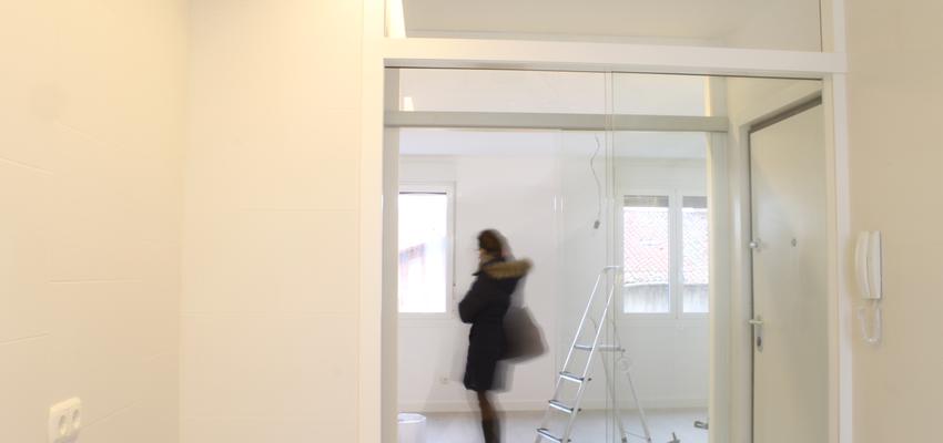 Pasillo, Cocina, Salon Estilo contemporaneo Color beige, blanco, gris  diseñado por voilà | Arquitecto 