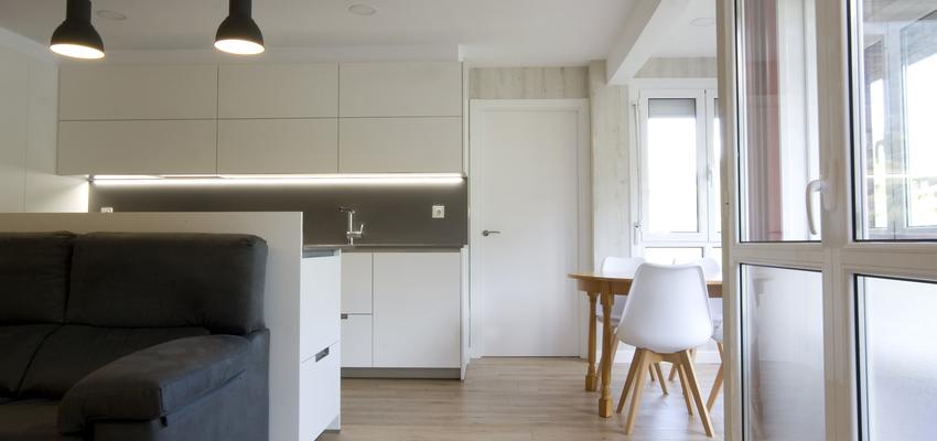 Comedor, Cocina, Salon Estilo contemporaneo Color marron, blanco, gris  diseñado por voilà | Arquitecto 