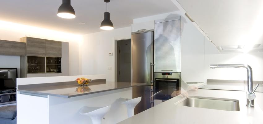 Sala de la TV, Cocina, Salon Estilo contemporaneo Color blanco, gris  diseñado por voilà | Arquitecto 