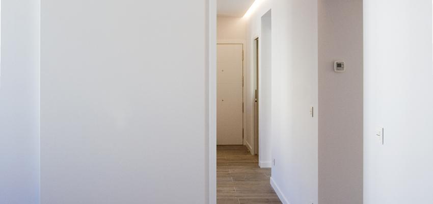 Dormitorio, Estudio, Salon Estilo contemporaneo Color marron, marron, blanco  diseñado por voilà | Arquitecto 