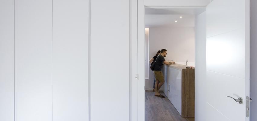 Dormitorio, Cocina, Bar Estilo contemporaneo Color marron, marron, blanco  diseñado por voilà | Arquitecto 
