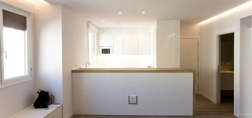 Comedor, Cocina, Bar Estilo contemporaneo Color marron, marron, blanco  diseñado por voilà | Arquitecto 