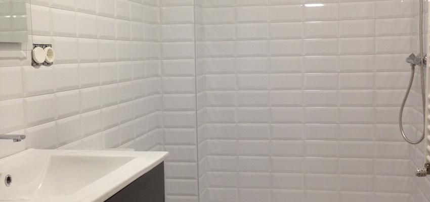 Baño, Tocador Estilo contemporaneo Color blanco, gris  diseñado por voilà | Arquitecto 