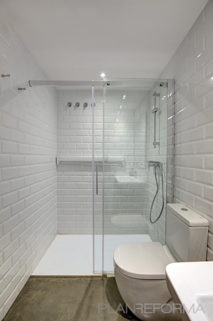 Baño Estilo mediterraneo Color plateado  diseñado por ReforGreen21 | Gremio 