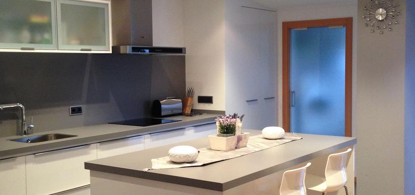 Comedor, Cocina Estilo moderno Color marron, marron, blanco, gris  diseñado por Joan A.  Fortuny Vila | Arquitecto | Copyright Obra realizada con Bañeres Aqrquitecte i Associats.