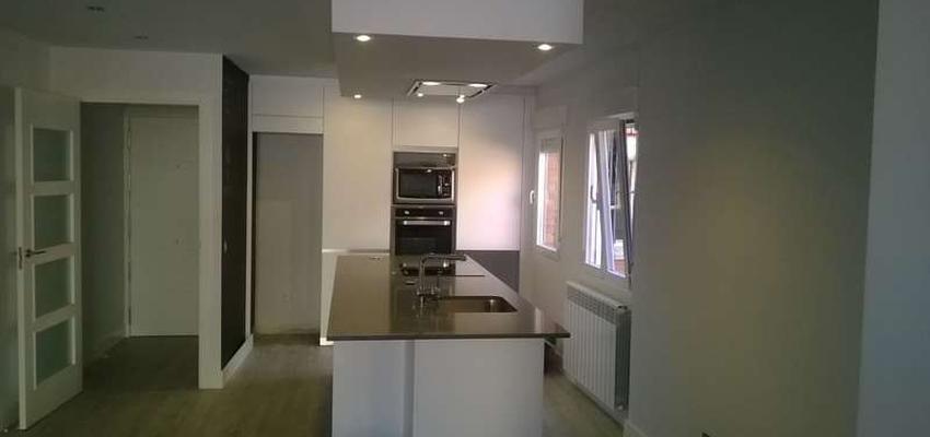 Cocina, Salon Estilo moderno Color gris, gris, negro  diseñado por REFORMAS SENDIN | Gremio | Copyright Propietario