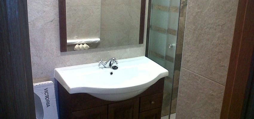 Baño Estilo rustico Color marron, beige, plateado  diseñado por REFORMAS SENDIN | Gremio | Copyright REFORMAS SENDIN