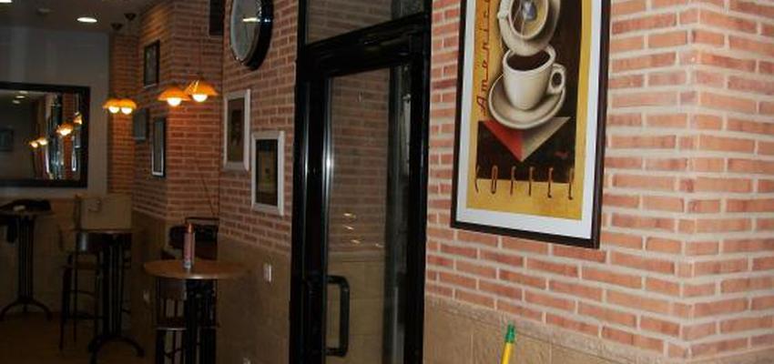 Cafeteria Estilo rustico Color marron, bronce  diseñado por REFORMAS SENDIN | Gremio | Copyright REFORMAS SENDIN