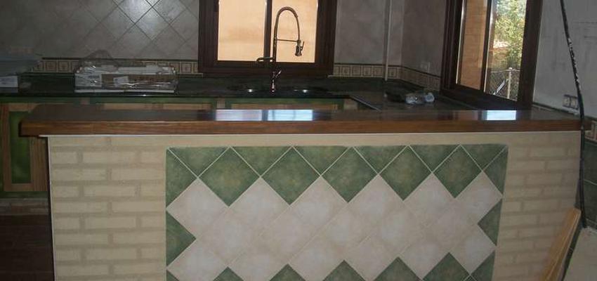 Cocina Estilo rustico Color verde, beige, marron  diseñado por REFORMAS SENDIN | Gremio | Copyright REFORMAS SENDIN