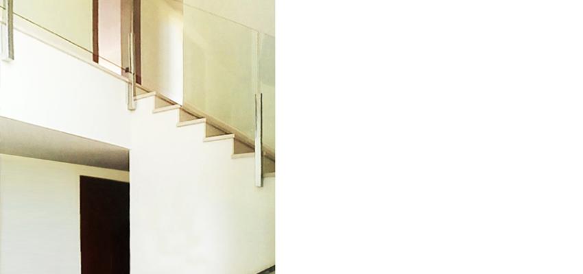 Recibidor, Escalera Estilo moderno Color negro, plateado  diseñado por DECANIA ARQUITECTURA | Arquitecto | Copyright soy propietario