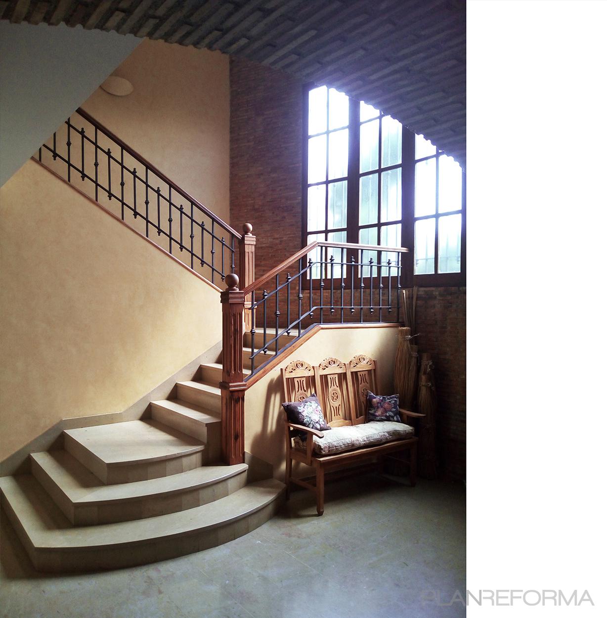 Recibidor, Escalera Estilo rustico Color ocre, amarillo, bronce  diseñado por DECANIA ARQUITECTURA | Arquitecto | Copyright soy propietario