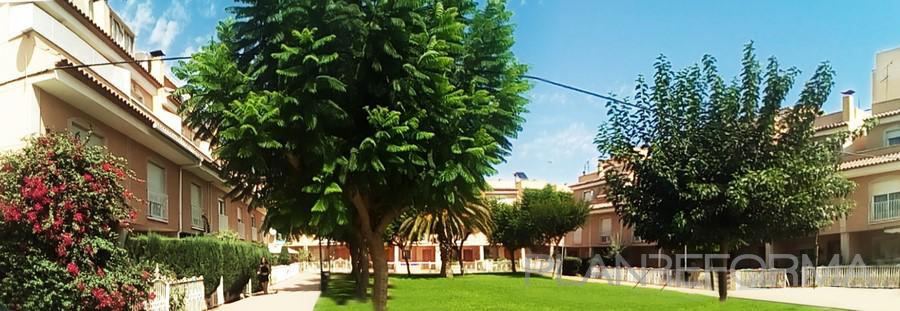 Terraza, Exterior, Jardin Estilo mediterraneo Color rosa, verde, blanco  diseñado por DECANIA ARQUITECTURA | Arquitecto | Copyright soy el propiestario de la imagen