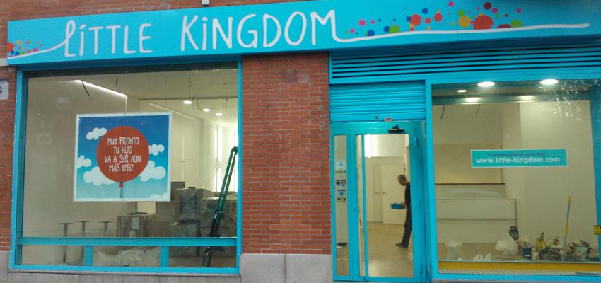 Tienda Estilo moderno Color azul cielo, azul  diseñado por Reformas Solum | Gremio | Copyright Si