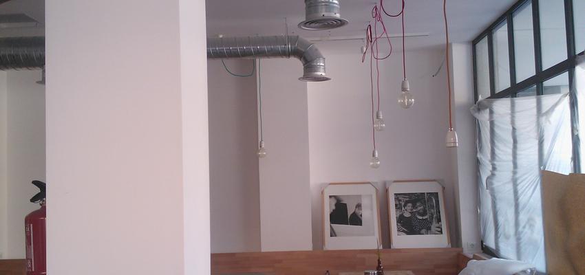 Bar Estilo moderno Color azul cielo  diseñado por Reformas Solum | Gremio | Copyright Si