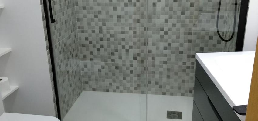 Baño Estilo moderno Color azul oscuro  diseñado por RL Instaref | Gremio | Copyright Baño
