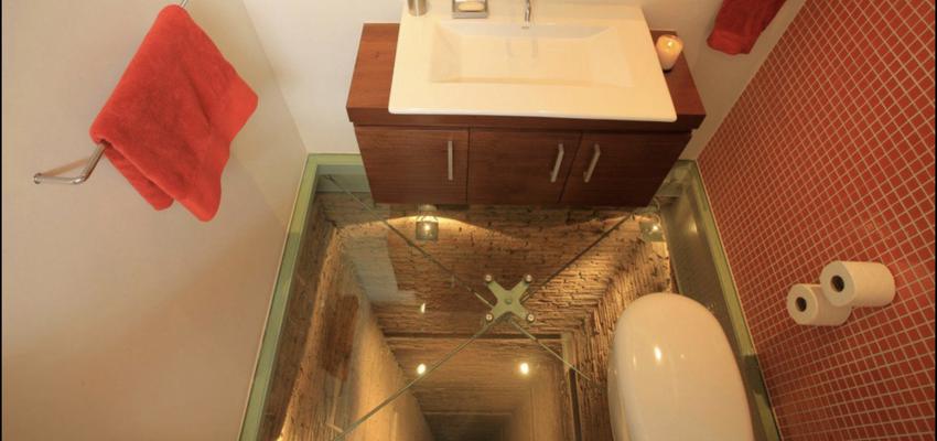 Baño Color rojo, marron, plateado  diseñado por Grupo Empresarial de gestion | Gremio | Copyright Grupo Empresarial de gestion