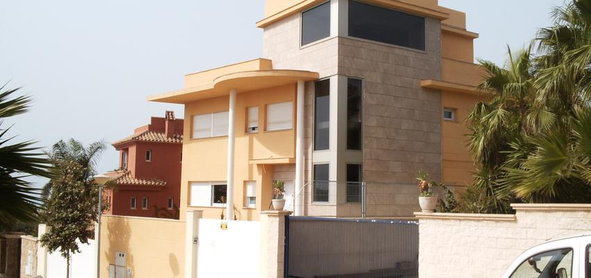 Exterior Estilo contemporaneo Color beige, beige, marron, blanco  diseñado por ARCO Gabinete de Servicios. Rafael Pérez | Gremio | Copyright Vivienda unifamiliar