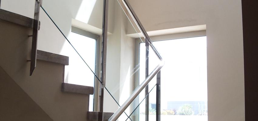 Escalera Estilo contemporaneo Color blanco, gris, plateado  diseñado por ARCO Gabinete de Servicios. Rafael Pérez | Gremio | Copyright Vivienda unifamiliar