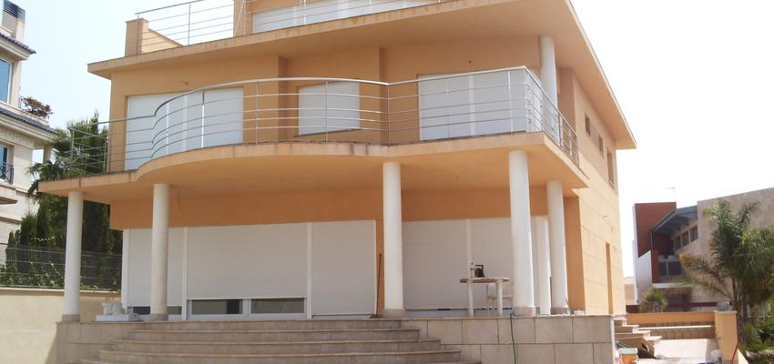 Exterior Estilo contemporaneo Color beige, marron, blanco  diseñado por ARCO Gabinete de Servicios. Rafael Pérez | Gremio | Copyright Fotos con permiso del propietario