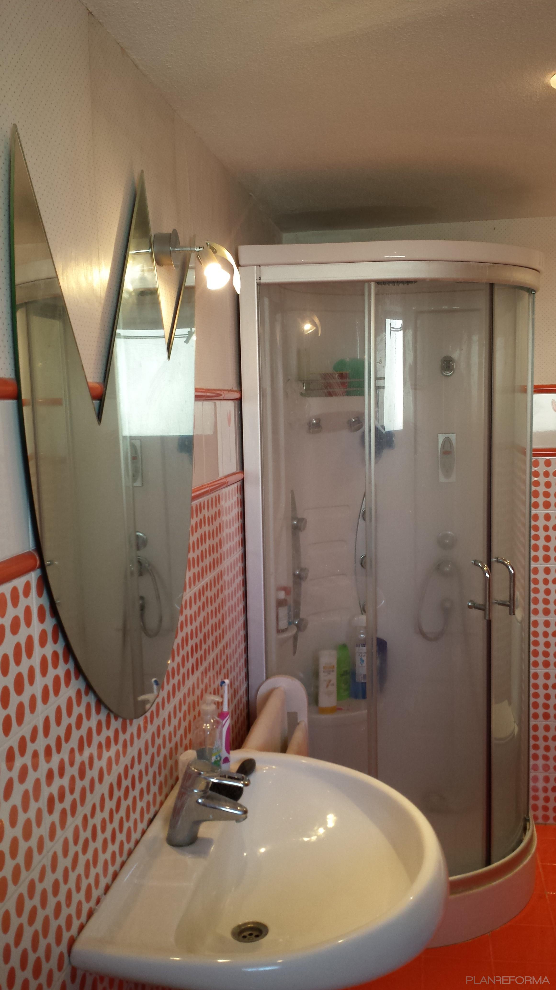 Baño Estilo kitsch Color rojo, blanco  diseñado por ARCO Gabinete de Servicios. Rafael Pérez | Gremio | Copyright Imagen propia