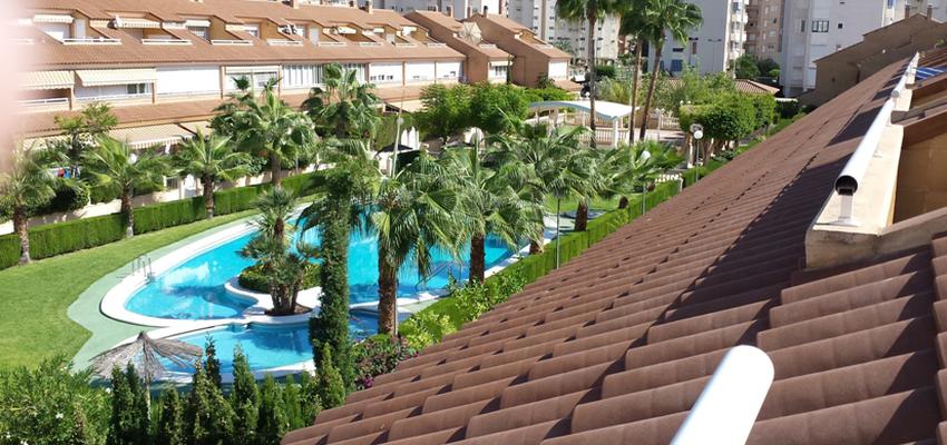 Piscina, Exterior Estilo mediterraneo Color verde, turquesa, marron  diseñado por ARCO Gabinete de Servicios. Rafael Pérez | Gremio 