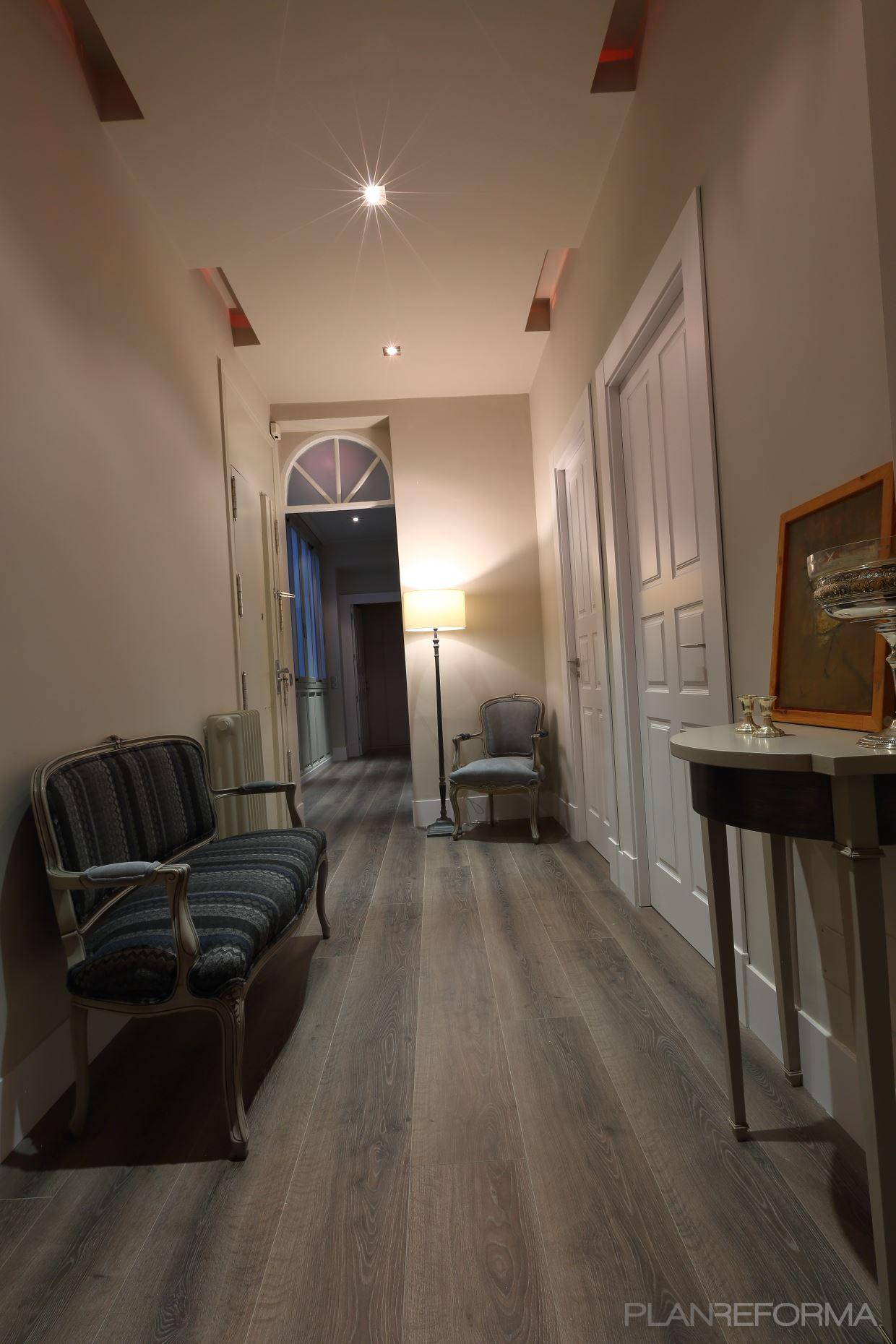 Recibidor, Pasillo Estilo contemporaneo Color azul oscuro, beige, gris  diseñado por RAQUEL CHAMORRO | Interiorista | Copyright RCH