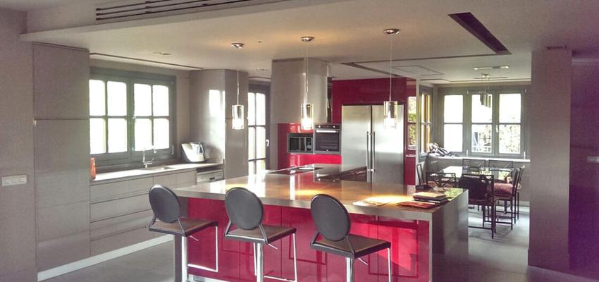 Cocina Estilo contemporaneo Color rojo, beige  diseñado por RAQUEL CHAMORRO | Interiorista | Copyright RCH