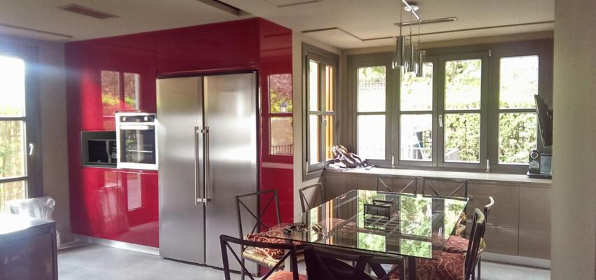 Cocina Estilo contemporaneo Color rojo, beige  diseñado por RAQUEL CHAMORRO | Interiorista | Copyright RCH
