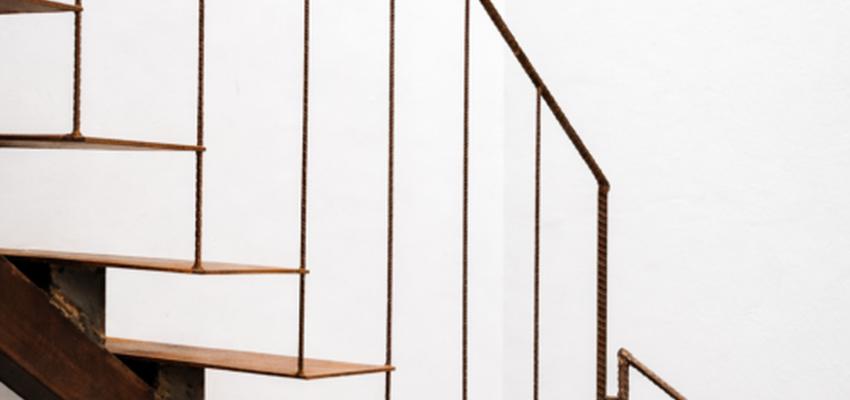 Escalera Estilo eclectico Color plateado, bronce  diseñado por Astrid Monterrubio Interiorismo & Reformas | Interiorista | Copyright Imagen de Astrid Monterrubio Estudio