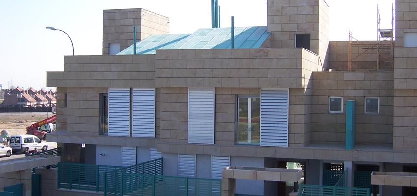 Exterior style contemporaneo color beige, blanco  diseñado por Adolfo Romero Arias | Arquitecto Técnico | Copyright Si