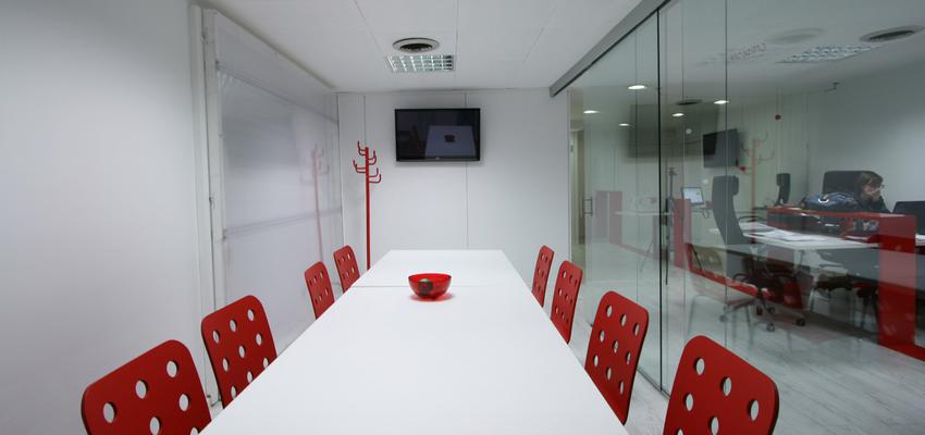 Oficina style moderno color rojo, blanco, gris  diseñado por 314 BCN_Arqutiectura & Disseny | Arquitecto 