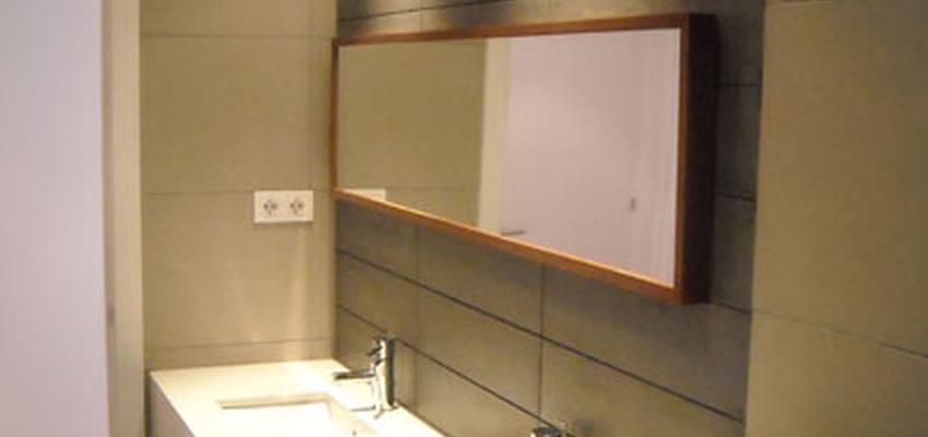 Baño Estilo contemporaneo Color beige, marron, blanco  diseñado por G+C obra interior SL | Interiorista 